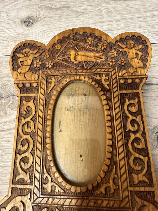 Антикварна різьблена дерев’яна рамка (1930-ті, Карпати)