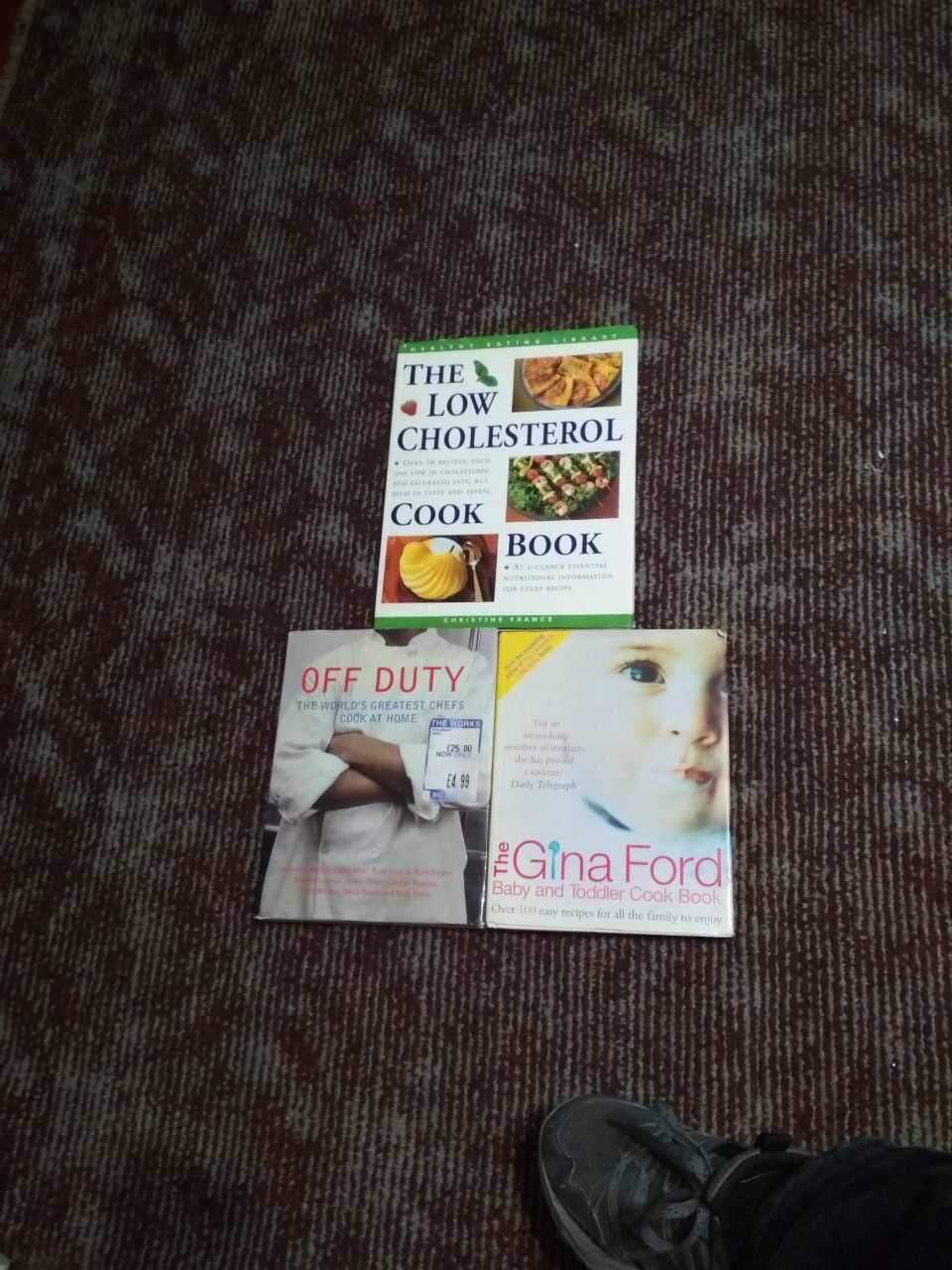 Кулинарные книги: "Off duty", "Cholesterol", "Baby and Toddler Book"