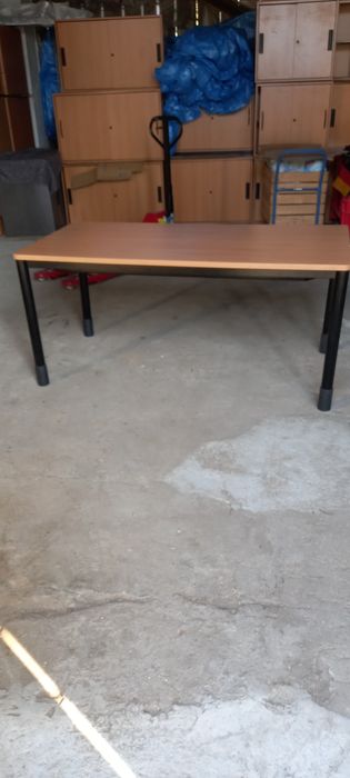 Stół biurowy z metalowym stelażem