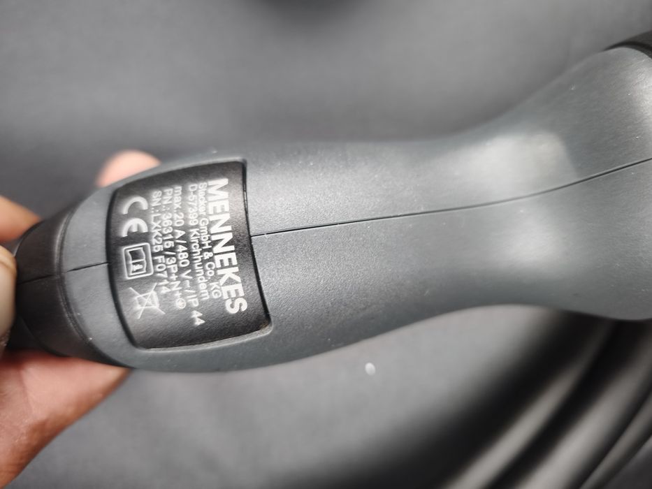 Cabo carregamento de rua Mercedes Novo