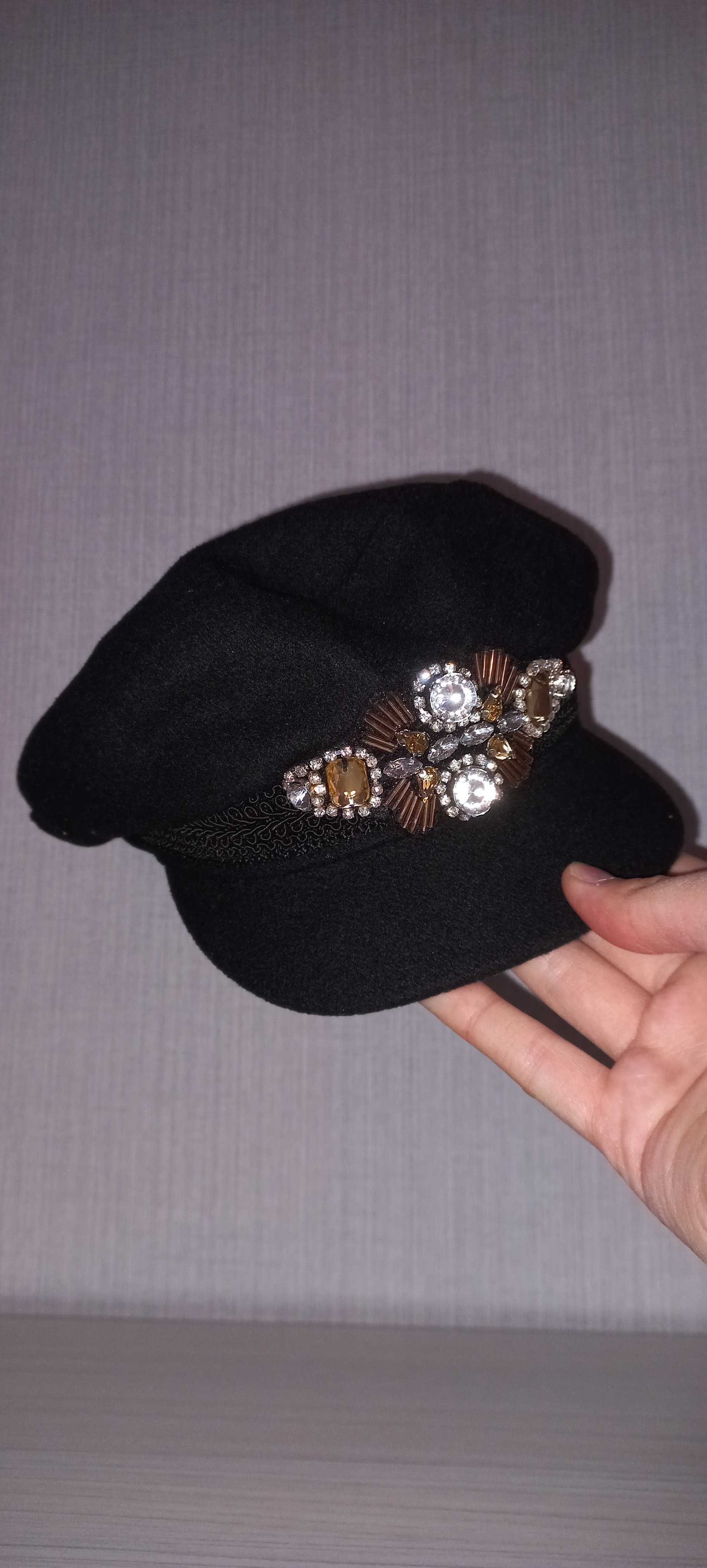 Czarny beret kaszkiet ze zdobieniami vintage aesthetic old money