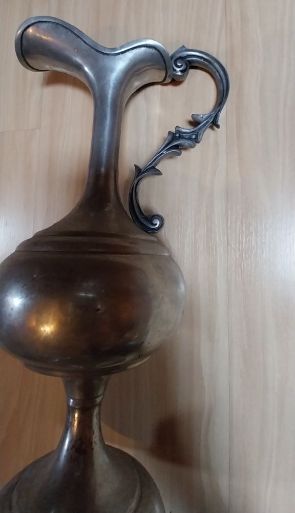 Jarra antiga em estanho