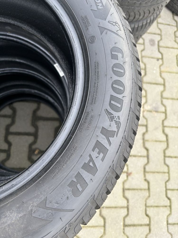 Komplet opon zimowych 215/60 R16 GoodYear