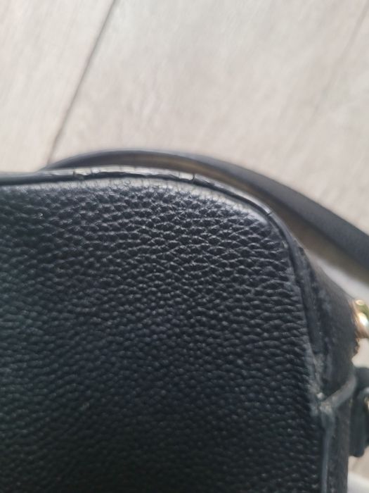 Czarna torebka Guess