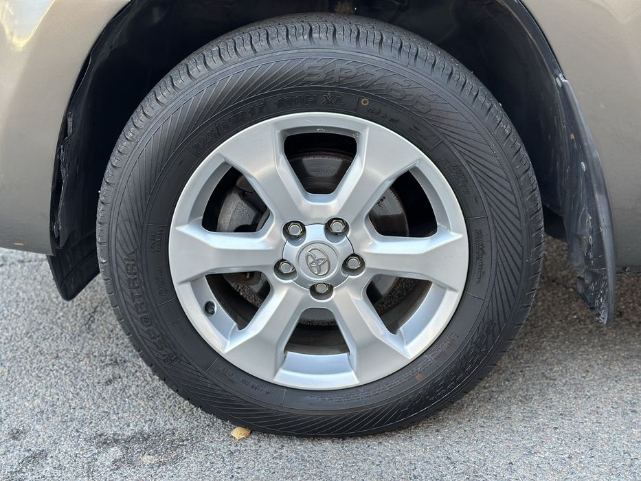 Продам Toyota RAV4 2011 год