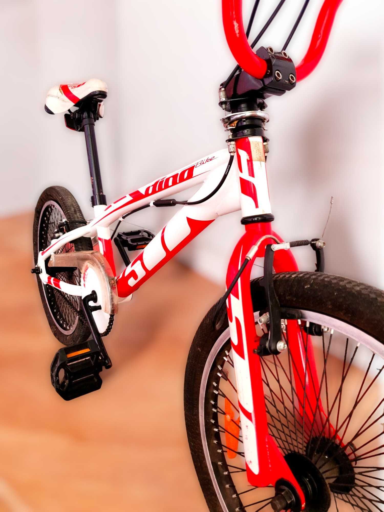 Bicicleta BMX Vermelha e Branca