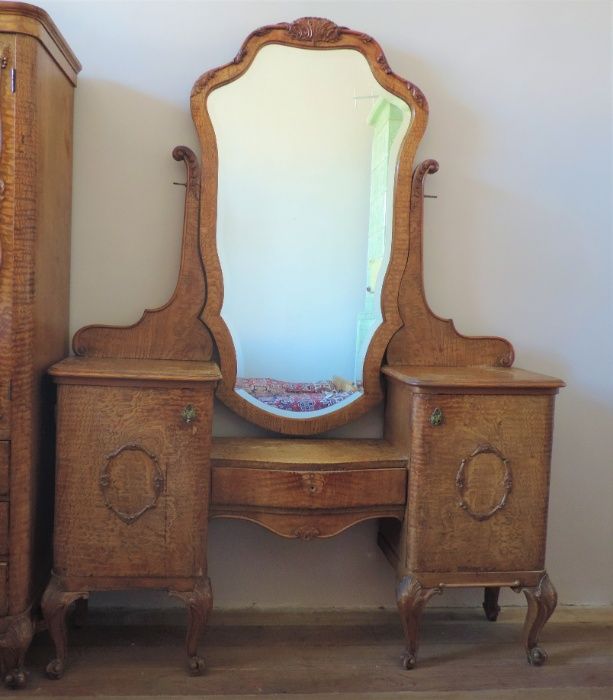 набір старовинних антикварних меблів з карельської берези