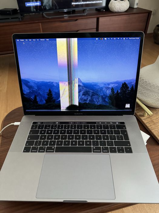 MacBook Pro 15” 2018 | i7 | Ecrã estragado