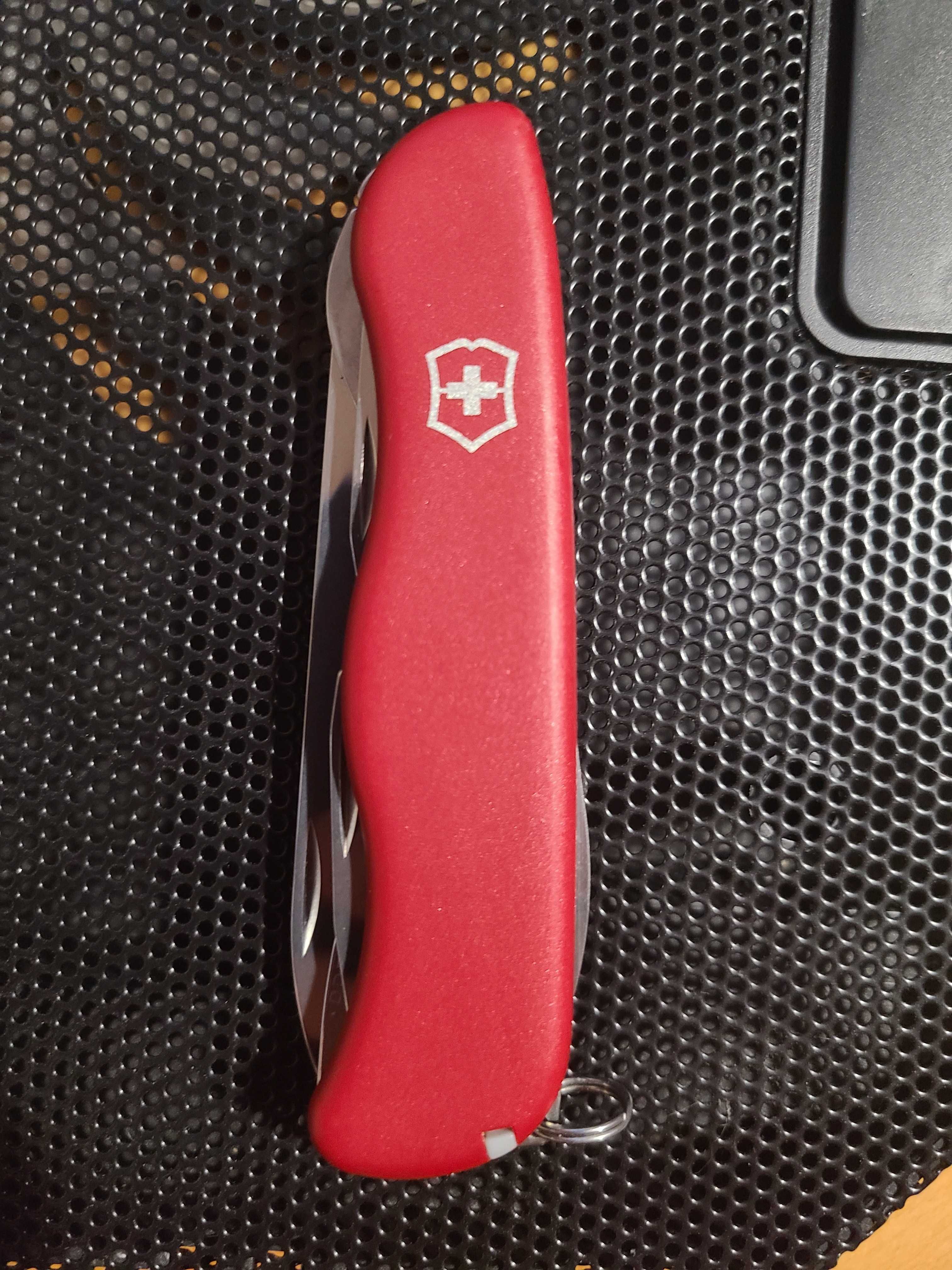 Ніж Victorinox Picknicker 0.8353