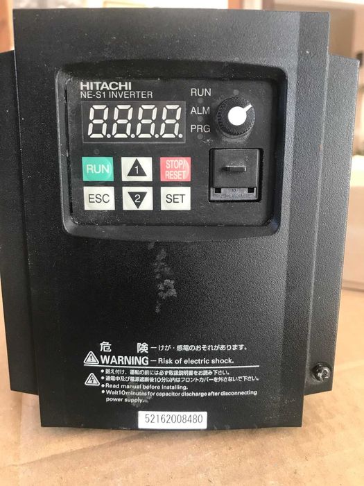Nowy falownik Hitachi NES1 022HBE z panelem sterowniczym