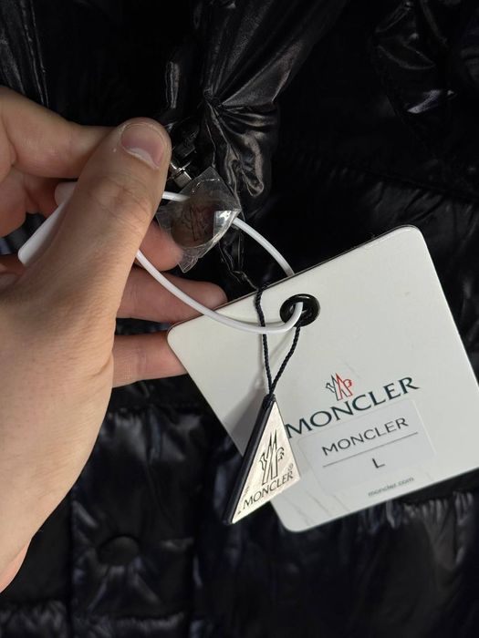 Пуховик Moncler // фірмова фурнітура