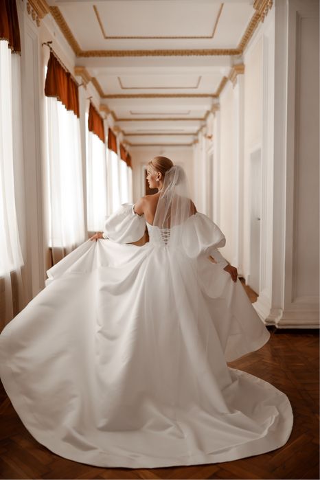 Весільна сукня  з шлейфом біла