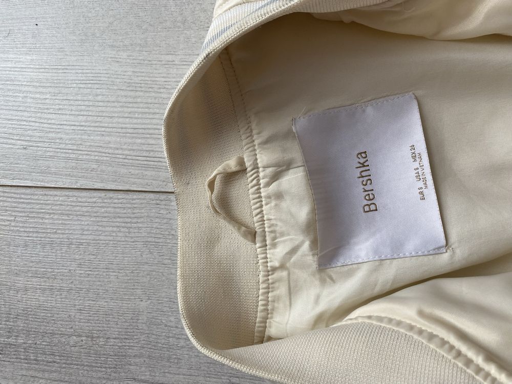 Бомбер жіночий Bershka