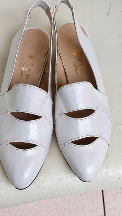 Sapatos brancos salto baixo