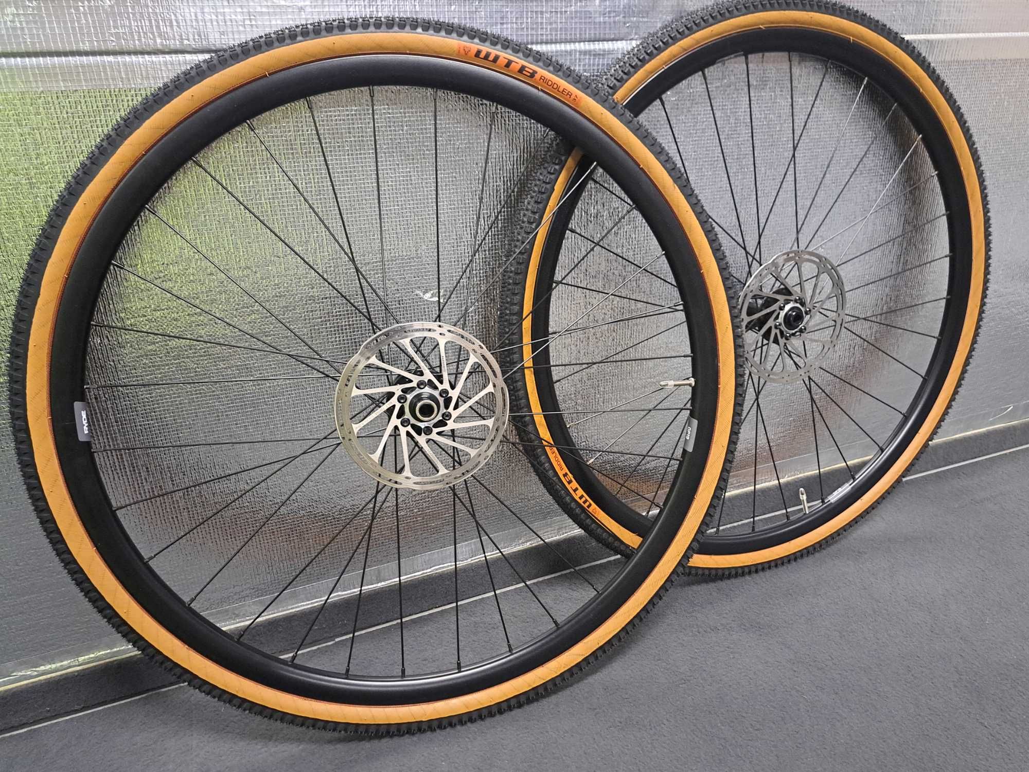 Komplet kół rowerowych 28c Ryde DP19 opony Wtb Riddler 37c tarcze sram