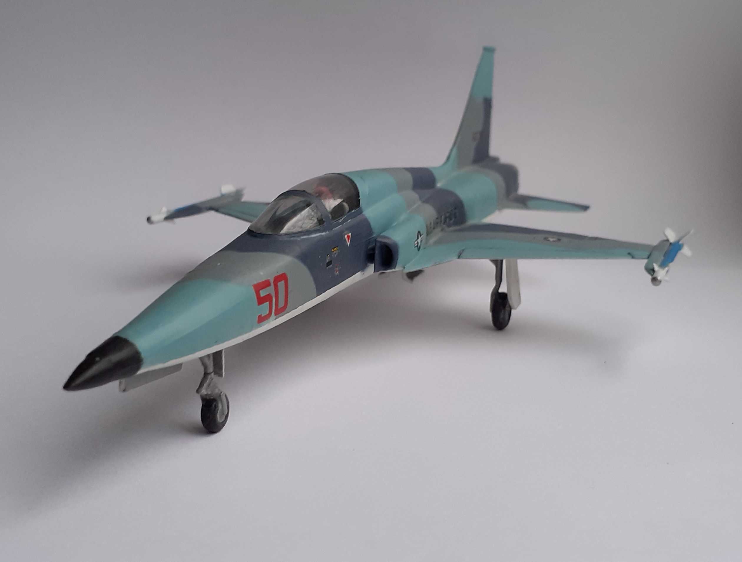F-5А Собранная модель самолёта [1:72]