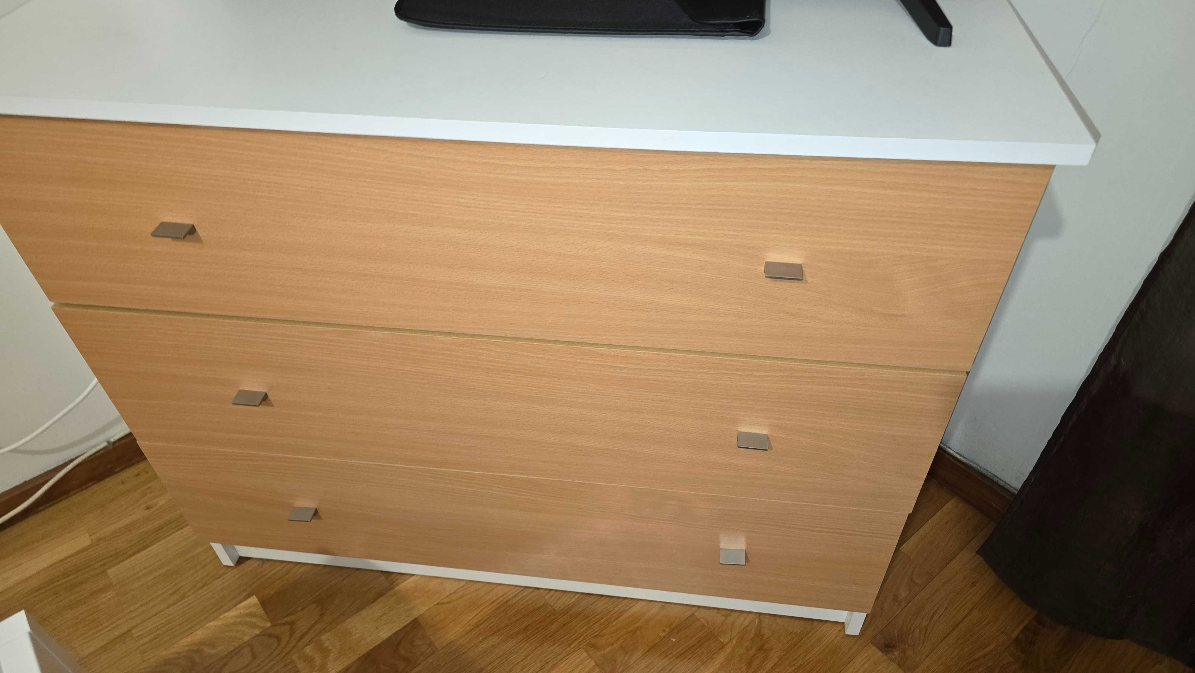 Quarto casal, cama com estrado de 140x200, mesinhas e comoda.