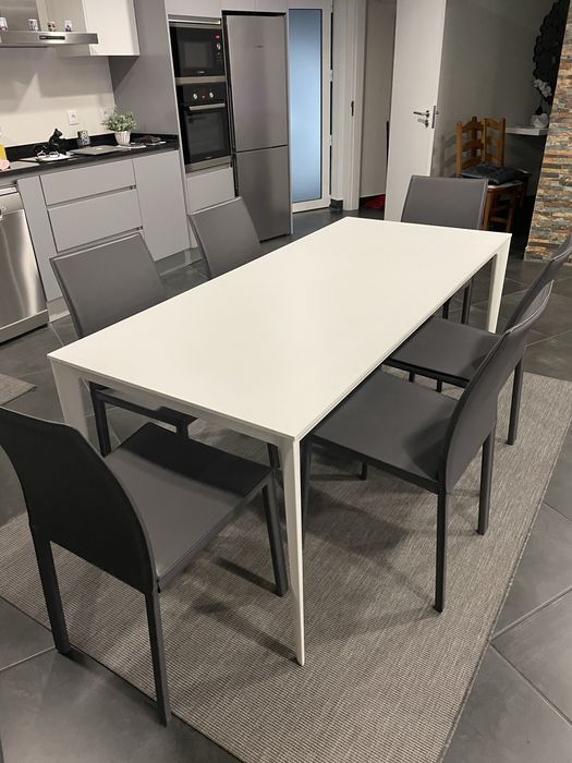 Mesa de sala de jantar BoConcept branca lacrada + 6 cadeiras cinzentas