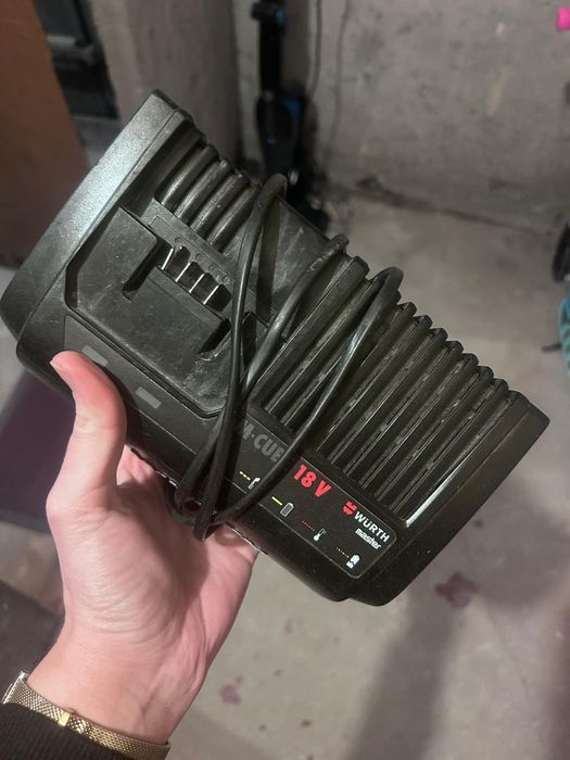 Sprzedam jest walizka 2 baterie ładowarka i wkrętarka