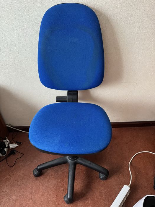 Cadeira de escritório azul a funcionar