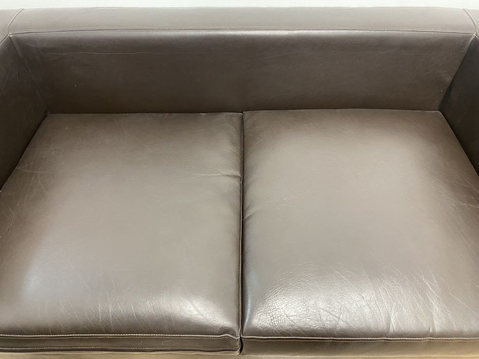 Sofá preto de dois lugares