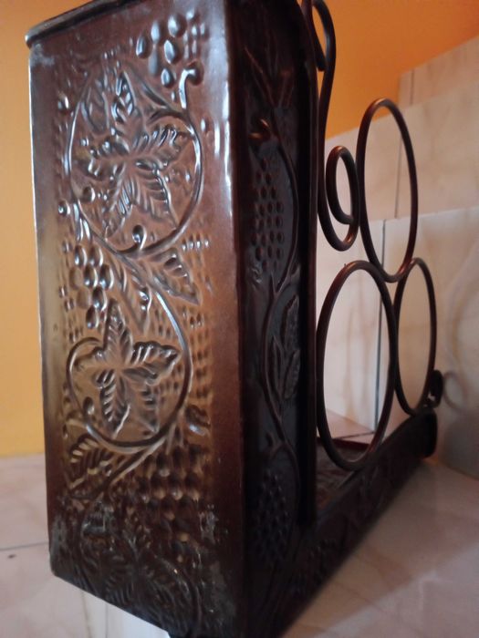 stylowy stojak na wino