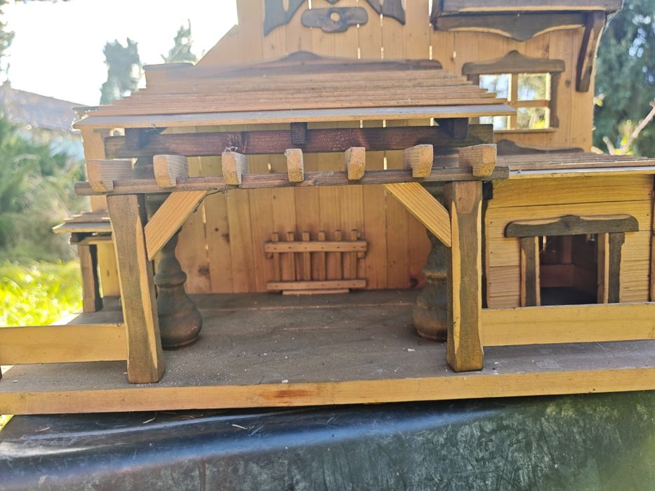 Drewniana stajenka bar saloon z drewna boże narodzenie