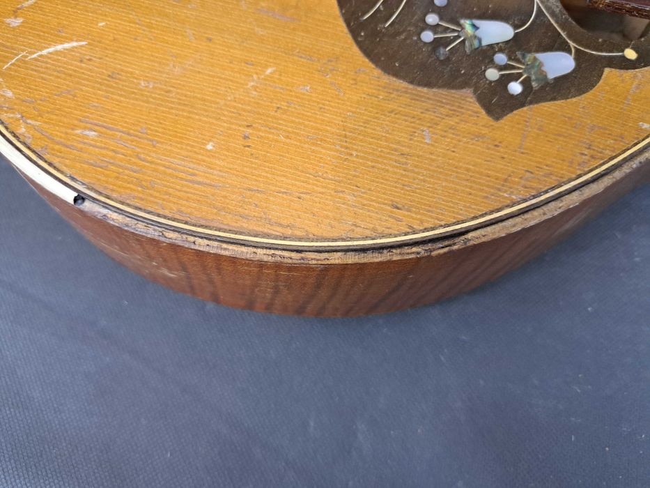 Stara mandolina intarsjowana masą perłową