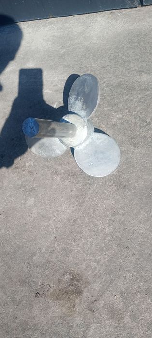 Гвинт  з нержавійки може підійти до  водного транспорта ,катера лодки