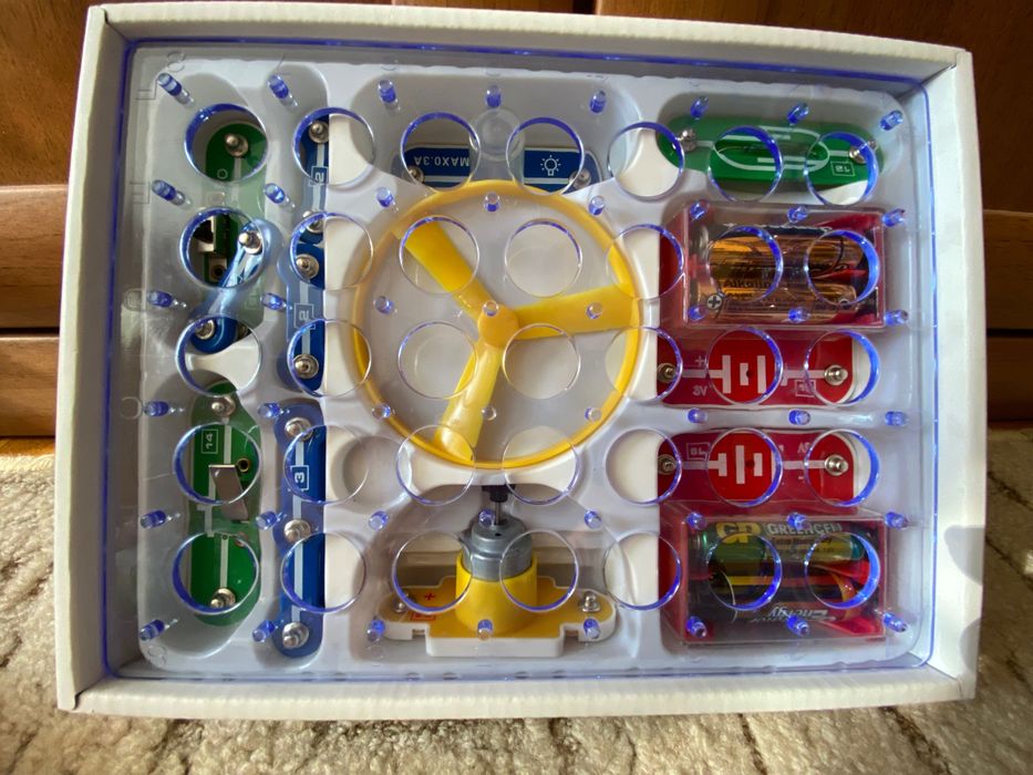 Електронний конструктор Знаток