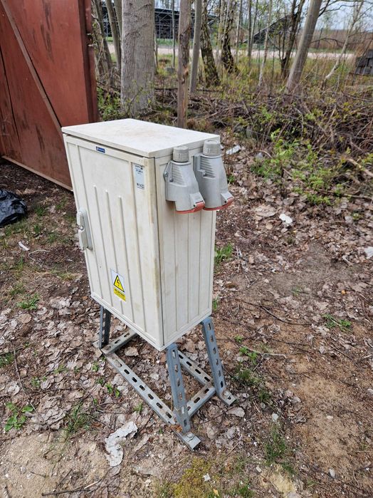 Skrzynka elektryczna, erbetka, rozdzielnia budowlana z licznikiem