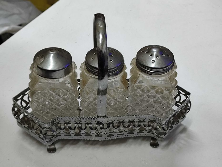 Conjunto de saleiro e pimenteiro de meados do século XX cesto england