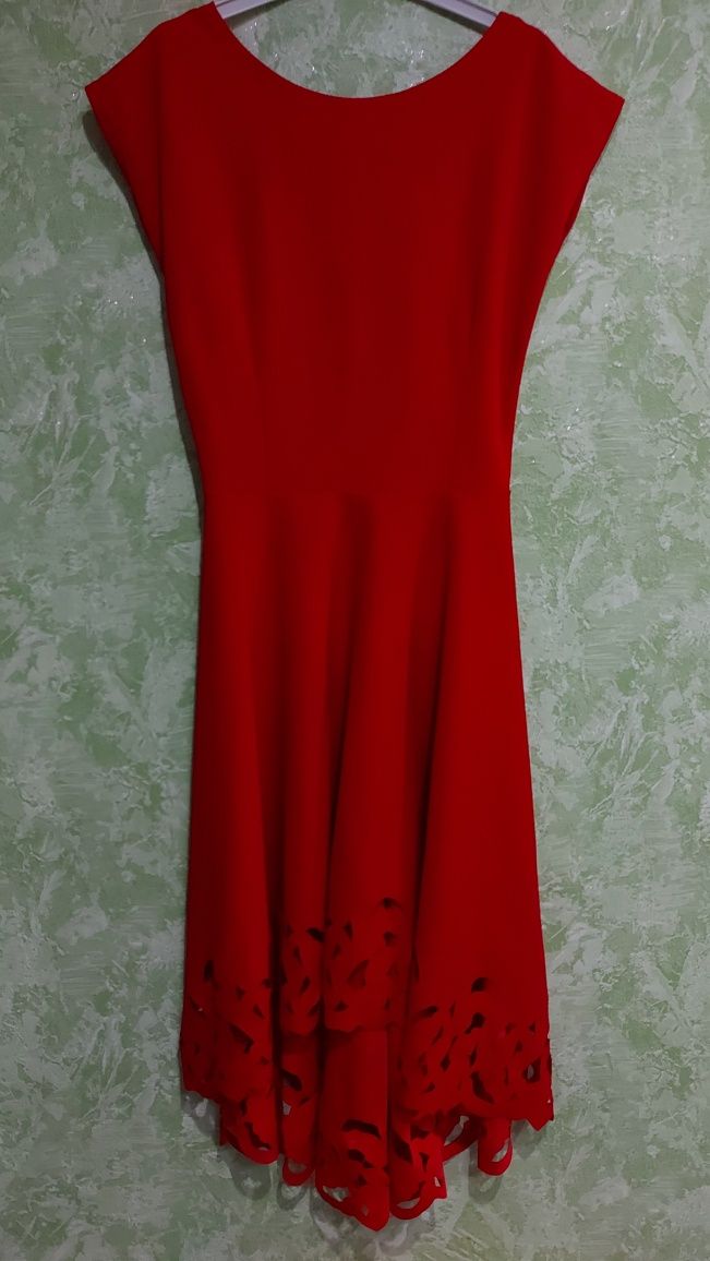 Яскраво червоне літнє плаття