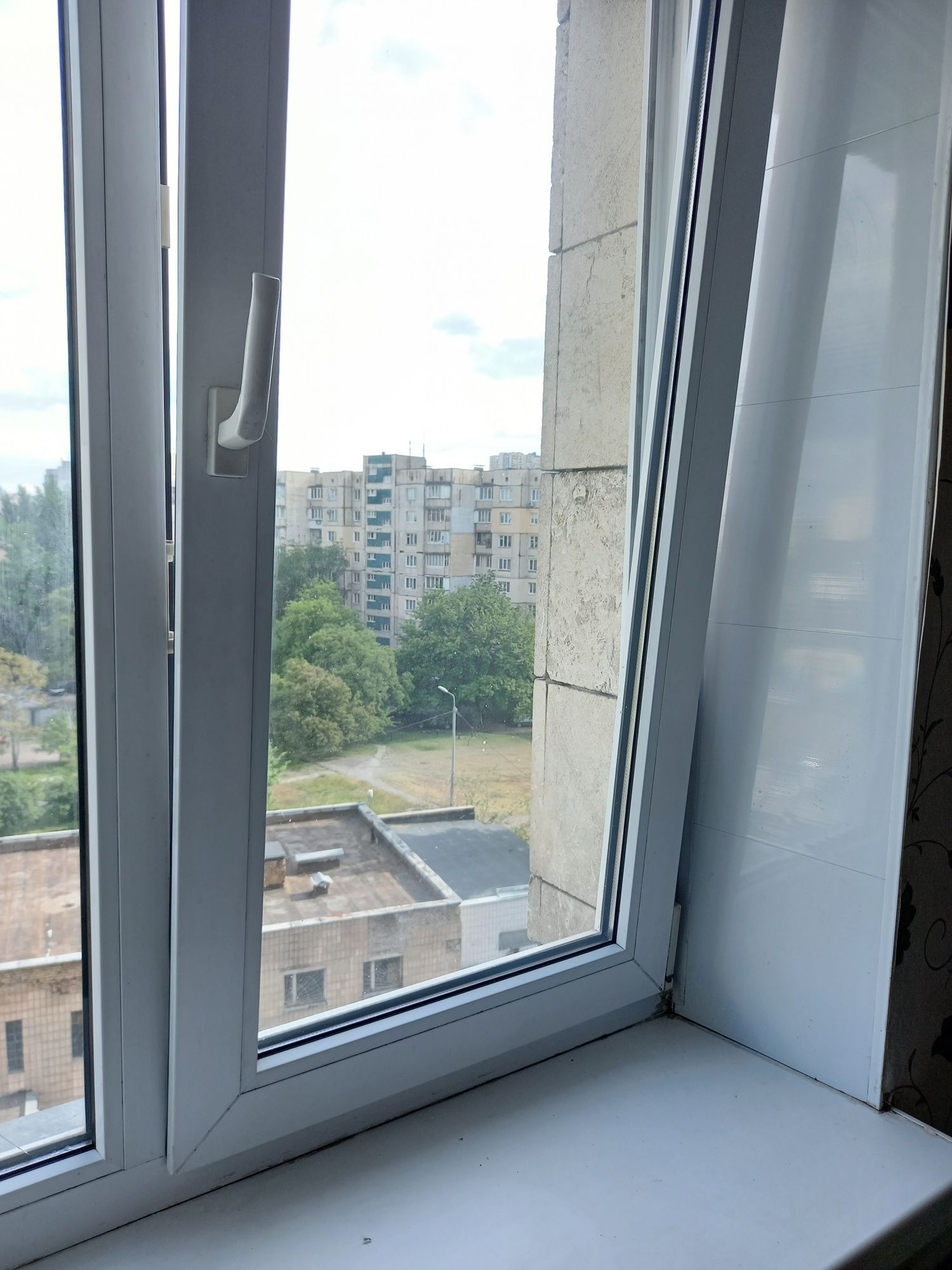 Продаж кімнати в ком.кв.,вул Азербайджанська 8-Б .