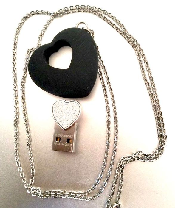 SWAROVSKI colar coração preto c/ USB