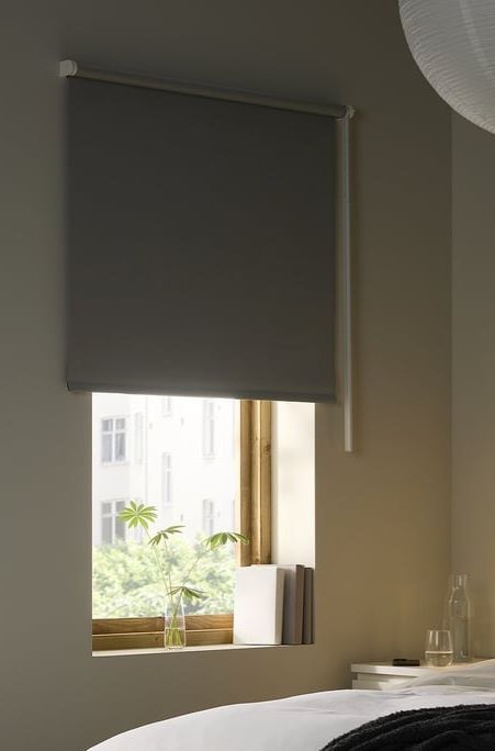 Estore blackout cinza escuro