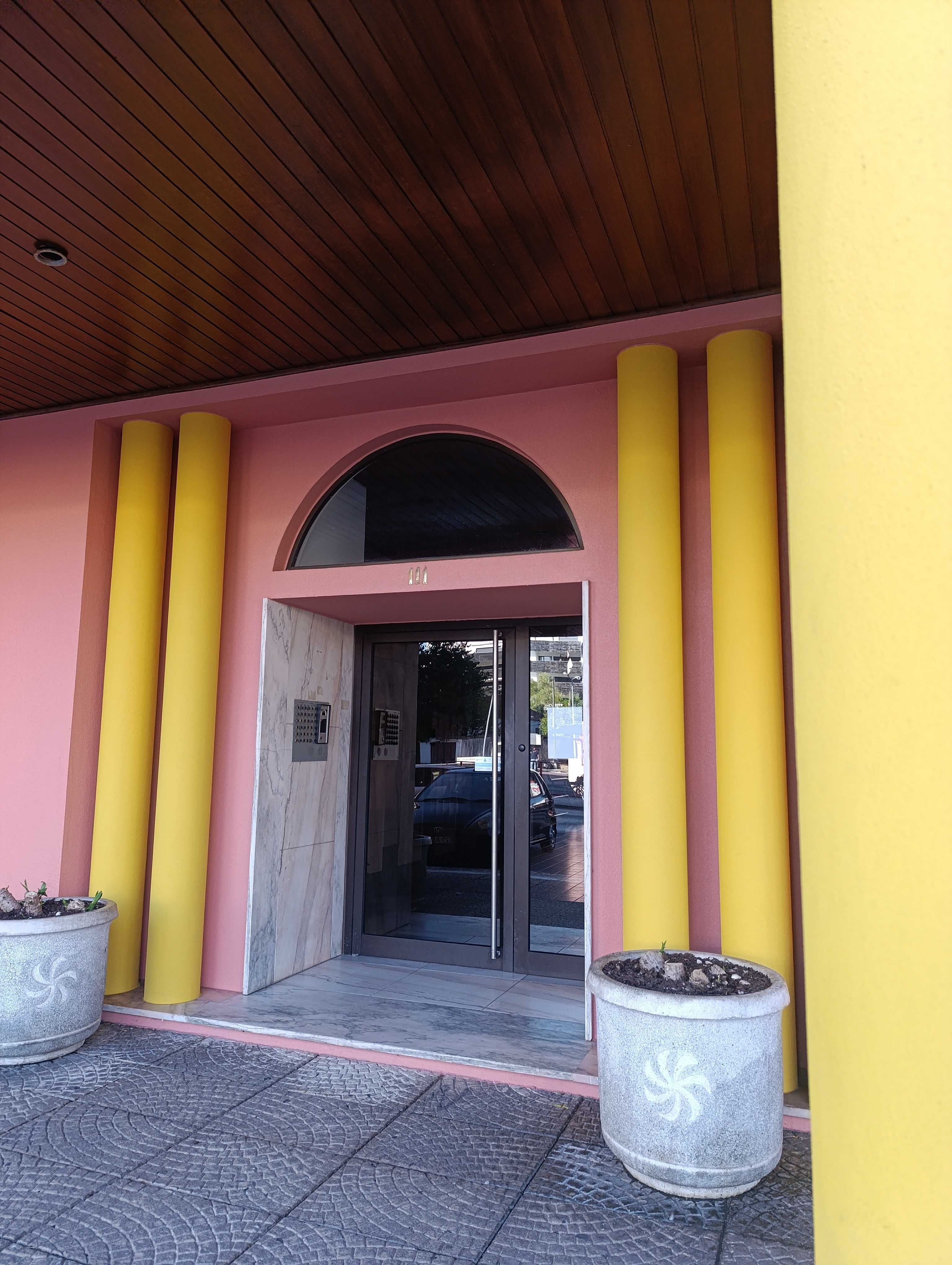 T2 recentemente remodelado no Vale das Flores com contrato
