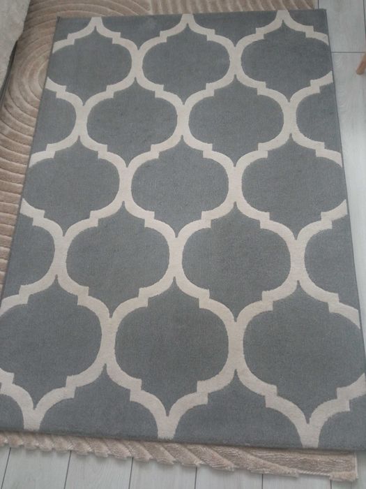 - Stylowy dywan w marokański wzór