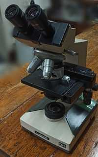 Microscópio profissional
