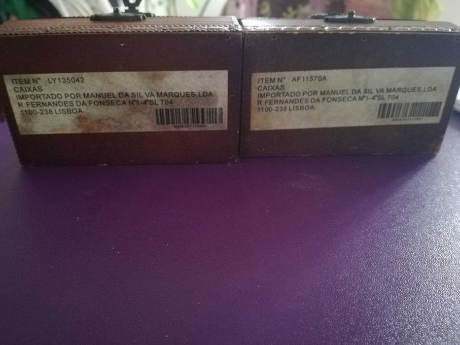 Caixas de madeira, antigas, com borboleta