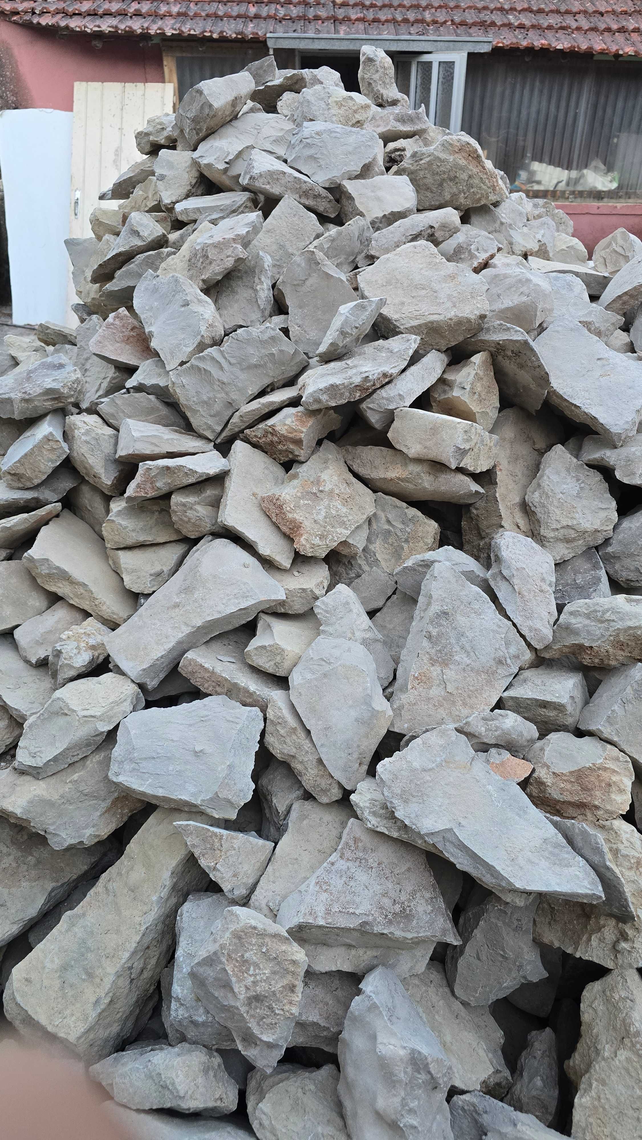 Pedra para muros ou paredes. Cunhais e tamanho médio.