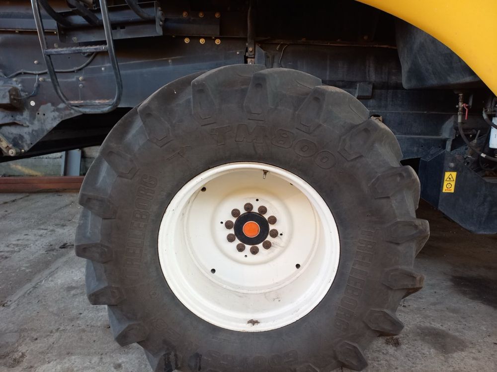 Комбайн New Holland CX8080