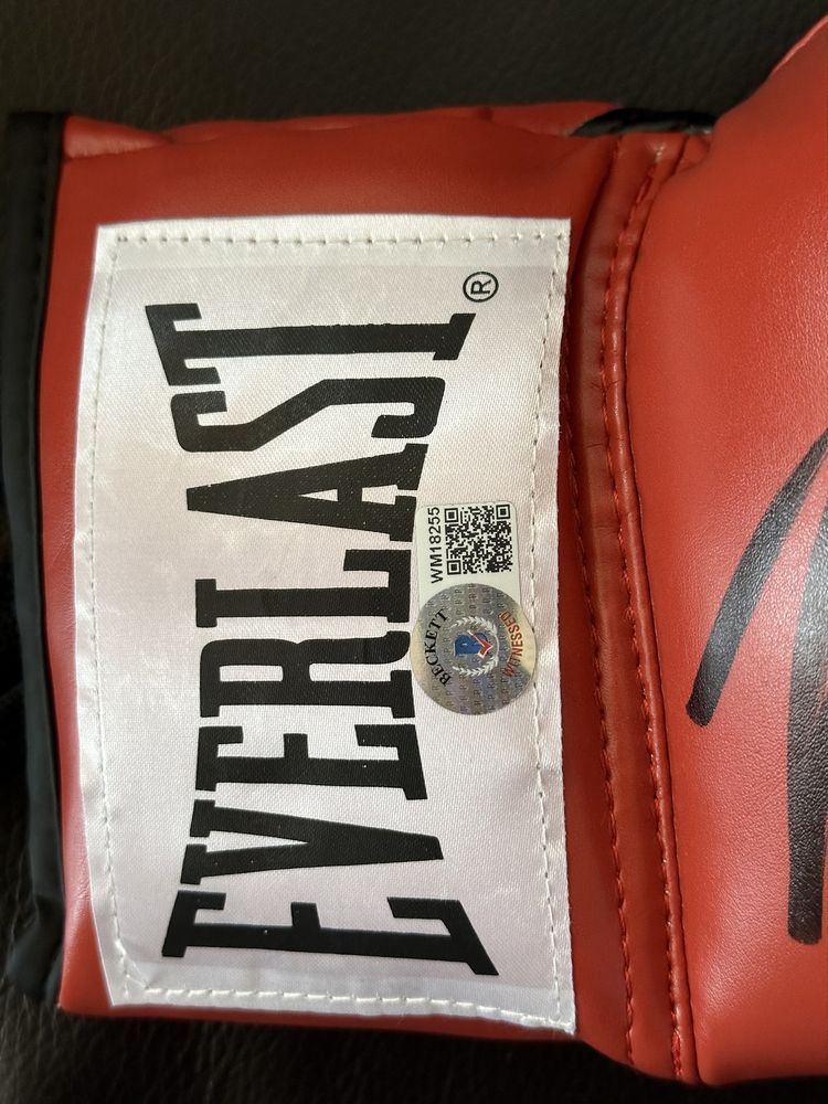 Боксерська перчатка з оригінальним автографом Майка Тайсона