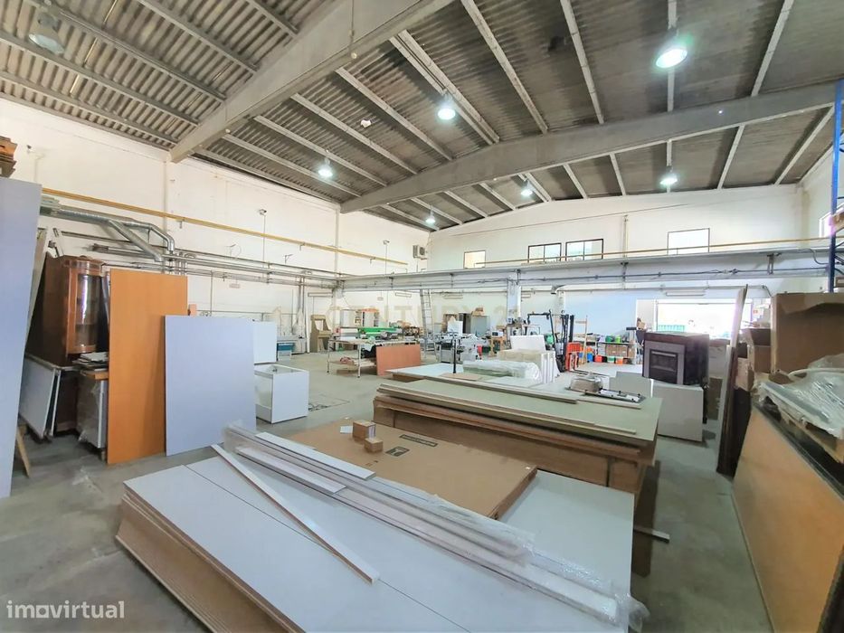 Armazém inserido em lote de 966m2 e implantação de 404m2 no Parque Ind