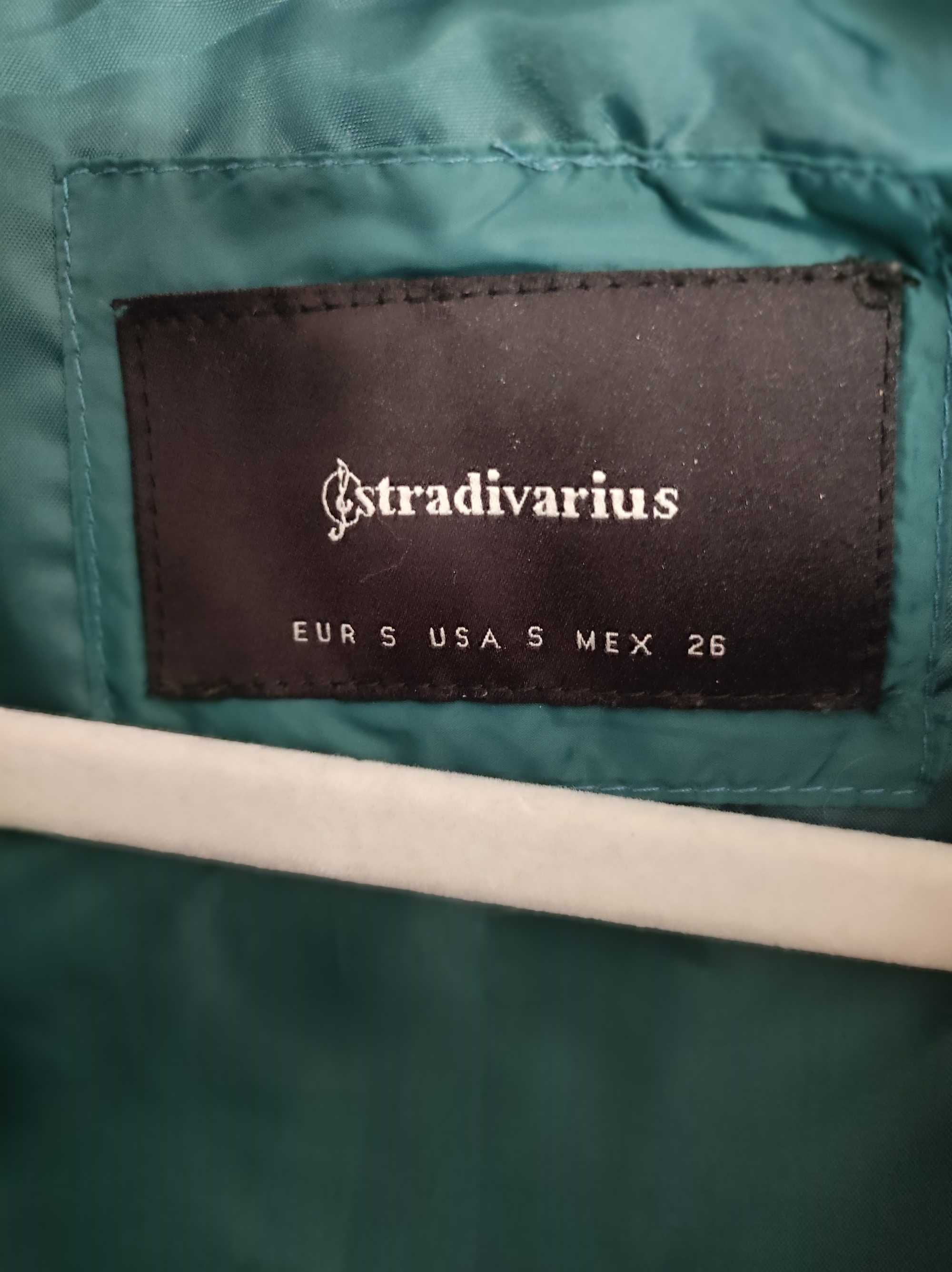 Продаю куртку смарагдового кольору,розмір s Stradivarius