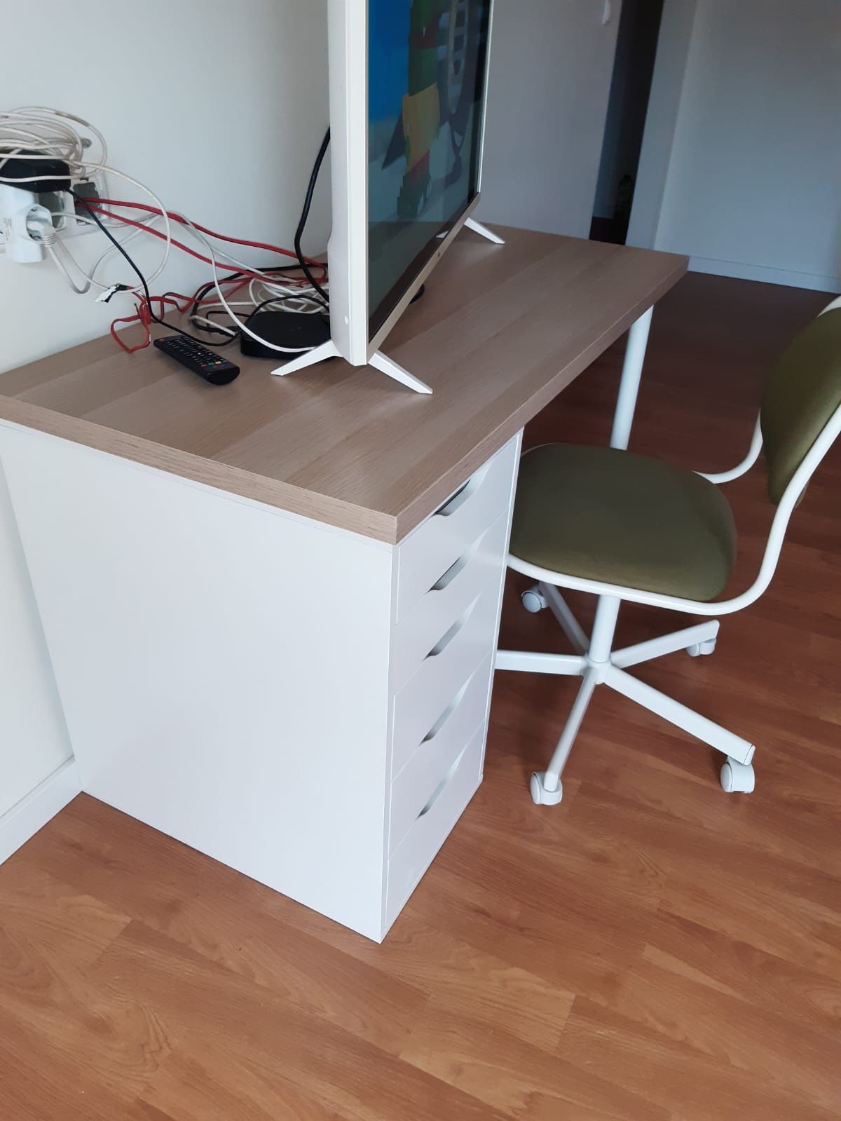 Secretária IKEA com cadeira giratória