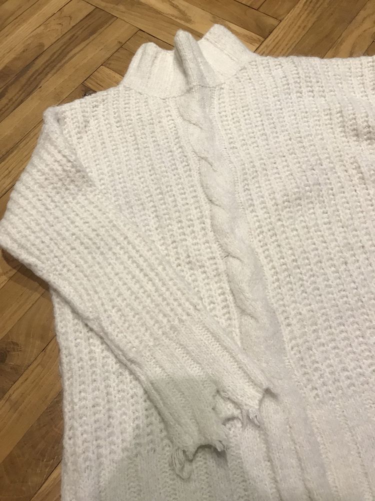Biały sweter ze stójką
