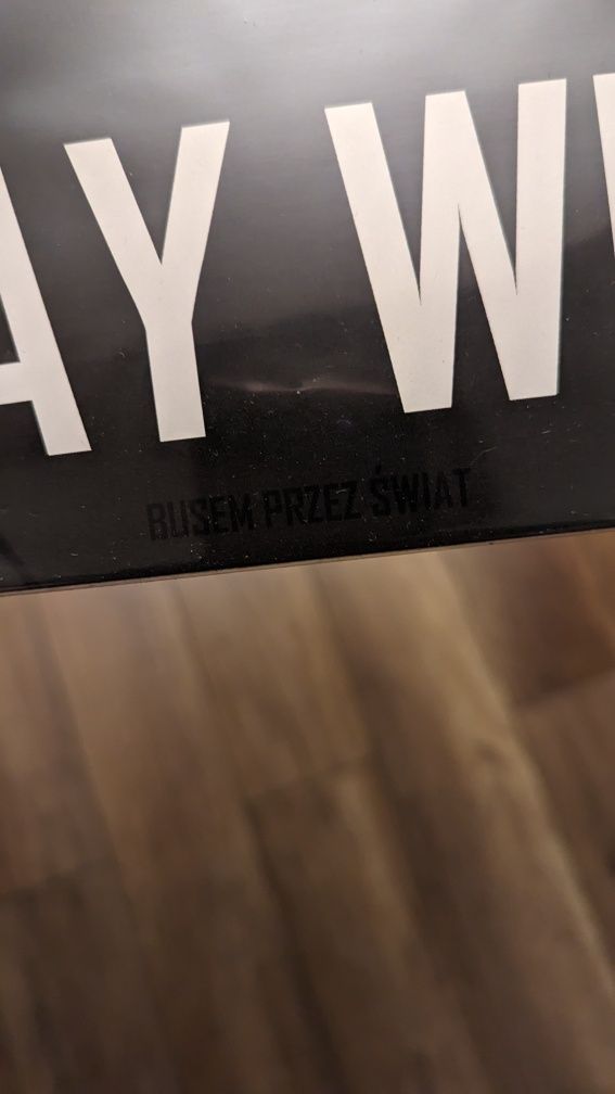 Grafika na kartonie Busem przez świat