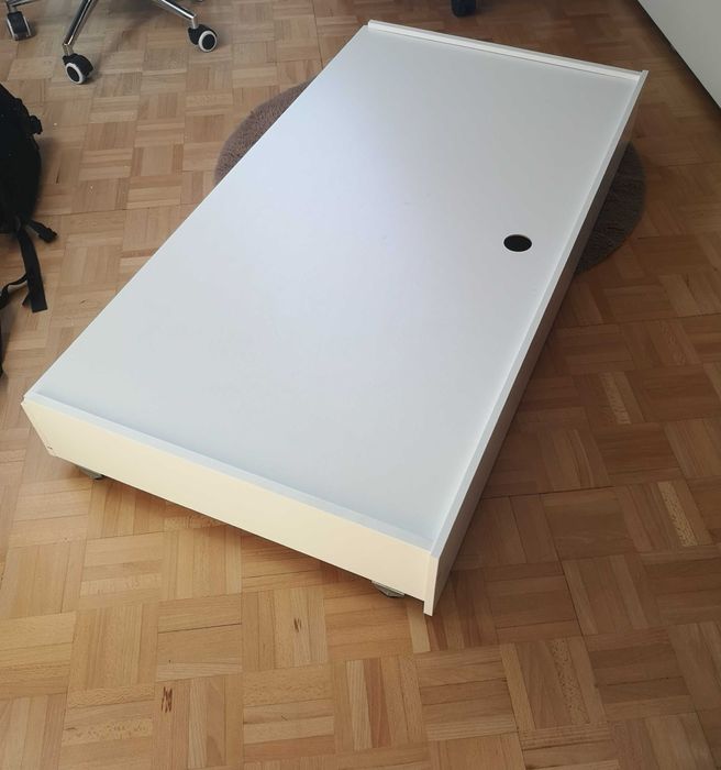 Zamykana szuflada pojemnik pod łóżko na kółkach