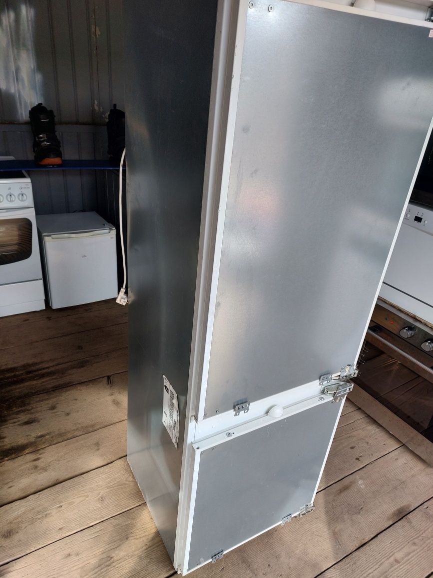 Холодильник під вмонтування Neff